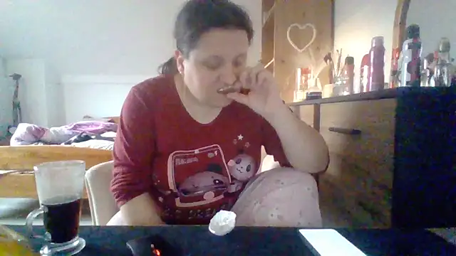 Snapshot of ReifeVenna chatting on February 4, 2025, 3:15 pm ReifeVenna online show from February 4, 2025, 3:15 pm