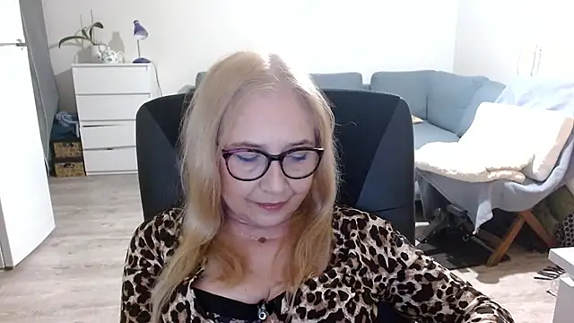 sofia xkiss online show from February 4, 2025, 6:49 pm
