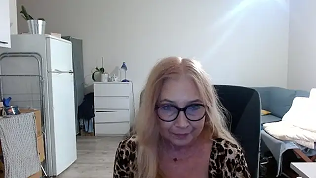 sofia xkiss online show from February 24, 2025, 7:44 am