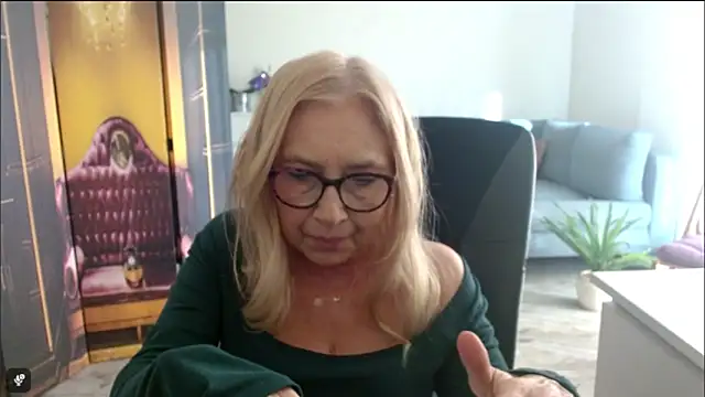 sofia xkiss online show from October 21, 2025, 1:43 pm