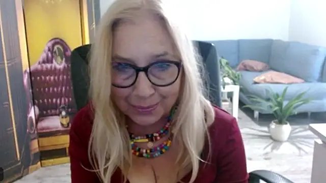 sofia xkiss online show from September 30, 2025, 2:01 pm