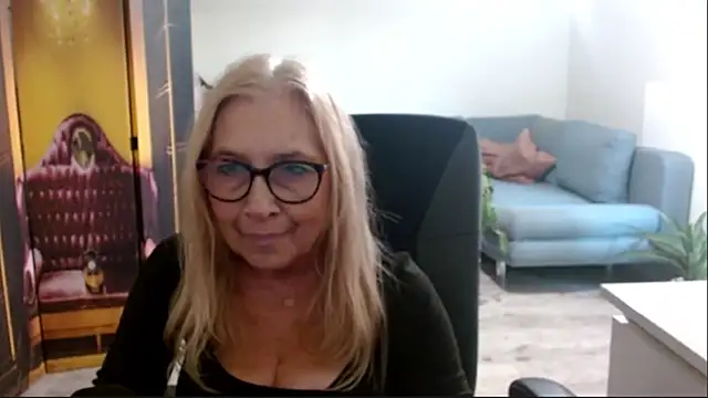 sofia xkiss online show from November 6, 2025, 2:43 pm