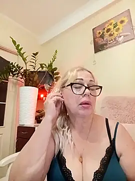 SusieNoreen online show from September 22, 2025, 11:11 pm