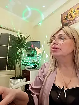 SusieNoreen online show from March 22, 2025, 10:28 am