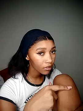 Shria107 online show from December 3, 2025, 10:31 pm