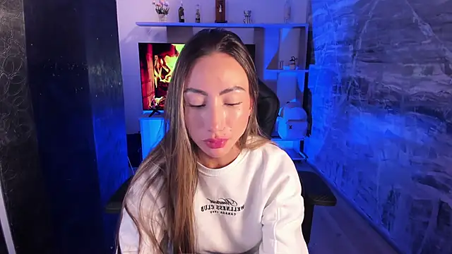 juliasprousse  online show from October 6, 2025, 1:45 pm