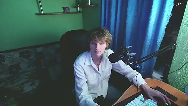 fameboyboo online show from February 4, 2026, 9:32 pm