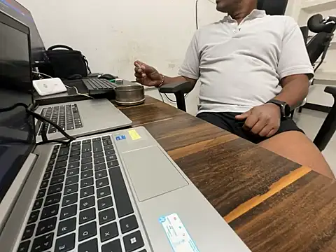 Snapshot of real_meet_girl_finding_in chatting on October 13, 2025, 7:21 am real meet girl finding in online show from October 13, 2025, 7:21 am