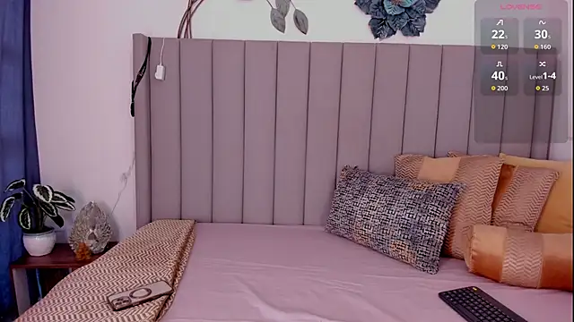 Snapshot of Saray_M_ chatting on October 17, 2025, 5:15 pm Saray M online show from October 17, 2025, 5:15 pm