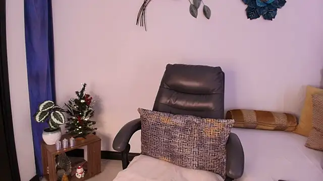 Snapshot of Saray_M_ chatting on December 15, 2025, 5:19 pm Saray M online show from December 15, 2025, 5:19 pm