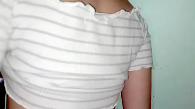 Snapshot of PetiteIvoryQueen19 chatting on June 25, 2026, 5:12 am PetiteIvoryQueen19 online show from June 25, 2026, 5:12 am