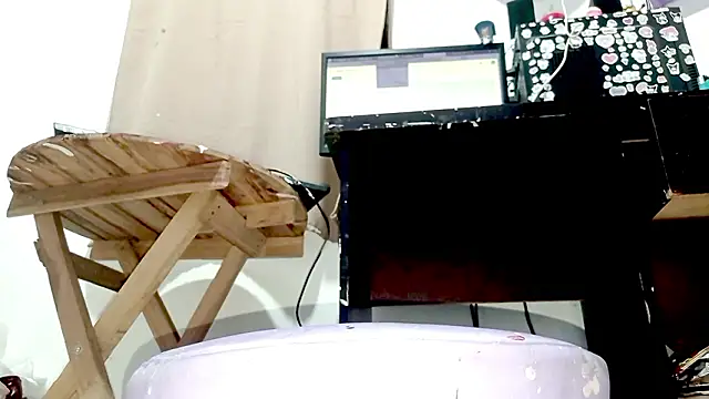 Snapshot of PetiteIvoryQueen19 chatting on March 19, 2026, 1:27 am PetiteIvoryQueen19 online show from March 19, 2026, 1:27 am