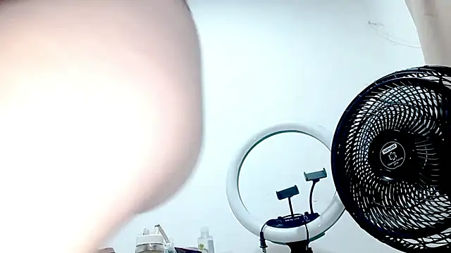 PetiteIvoryQueen19 online show from November 3, 2025, 1:22 am