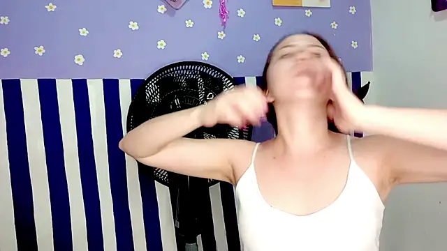 Snapshot of PetiteIvoryQueen19 chatting on June 4, 2026, 4:39 am PetiteIvoryQueen19 online show from June 4, 2026, 4:39 am
