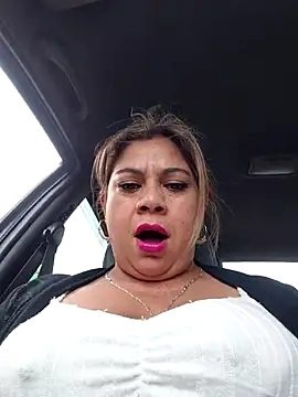 Laura-Hernandez online show from November 28, 2025, 3:01 pm