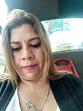 Snapshot of Laura-Hernandez chatting on October 10, 2025, 2:07 pm Laura-Hernandez online show from October 10, 2025, 2:07 pm