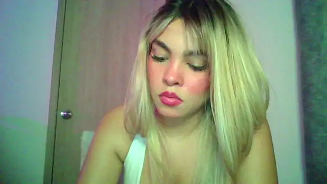 Snapshot of Kiri_Cutee chatting on November 11, 2025, 4:07 am Kiri Cutee online show from November 11, 2025, 4:07 am