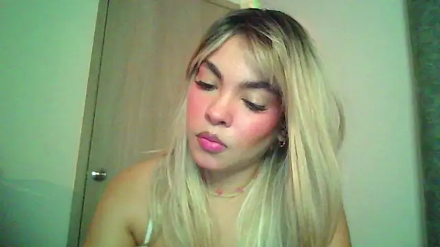 Snapshot of Kiri_Cutee chatting on October 23, 2025, 4:00 am Kiri Cutee online show from October 23, 2025, 4:00 am