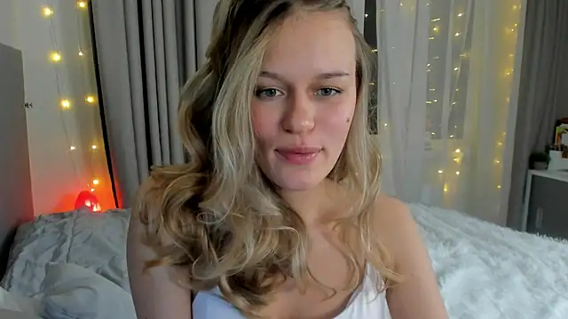 Snapshot of BritneyRoot chatting on December 5, 2024, 11:56 pm BritneyRoot online show from December 5, 2024, 11:56 pm