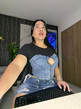 Snapshot of Abril10_ chatting on June 4, 2026, 4:00 pm Abril10 online show from June 4, 2026, 4:00 pm