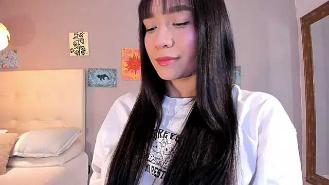 Snapshot of Maia_W10 chatting on May 13, 2026, 12:23 pm Maia W10 online show from May 13, 2026, 12:23 pm