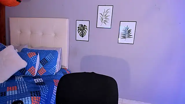 Snapshot of Maia_W10 chatting on November 5, 2025, 12:19 pm Maia W10 online show from November 5, 2025, 12:19 pm