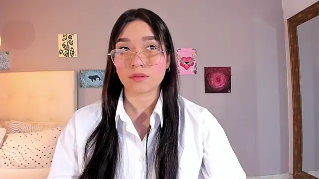 Snapshot of Maia_W10 chatting on May 26, 2026, 12:14 pm Maia W10 online show from May 26, 2026, 12:14 pm