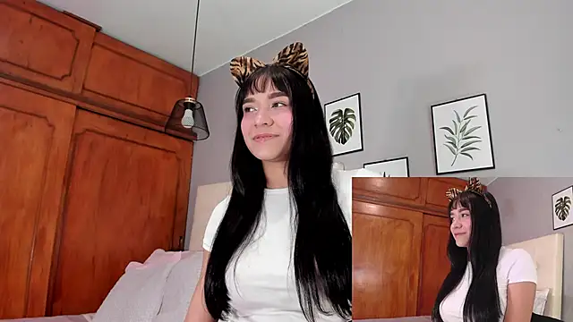 Snapshot of Maia_W10 chatting on October 21, 2025, 12:37 pm Maia W10 online show from October 21, 2025, 12:37 pm