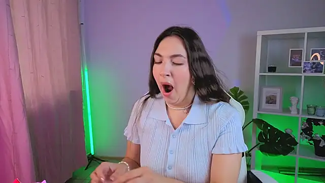 MelissaLovvv online show from July 7, 2026, 3:42 am