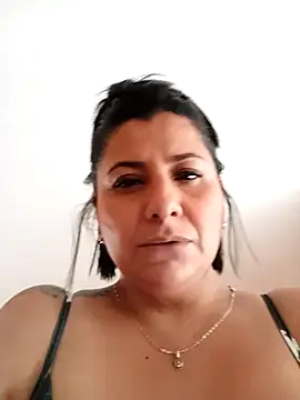 Snapshot of AngeleRoux chatting on October 30, 2025, 4:04 pm AngeleRoux online show from October 30, 2025, 4:04 pm