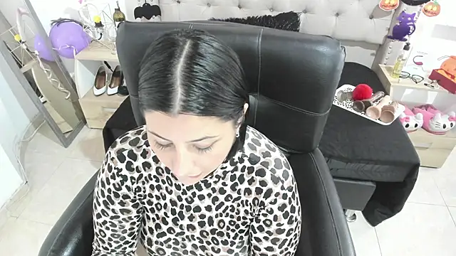 Snapshot of AngeleRoux chatting on October 29, 2025, 4:17 pm AngeleRoux online show from October 29, 2025, 4:17 pm