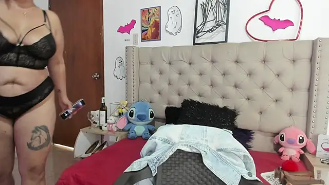 Snapshot of AngeleRoux chatting on October 17, 2025, 2:08 pm AngeleRoux online show from October 17, 2025, 2:08 pm