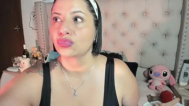 Snapshot of AngeleRoux chatting on October 13, 2025, 6:37 am AngeleRoux online show from October 13, 2025, 6:37 am