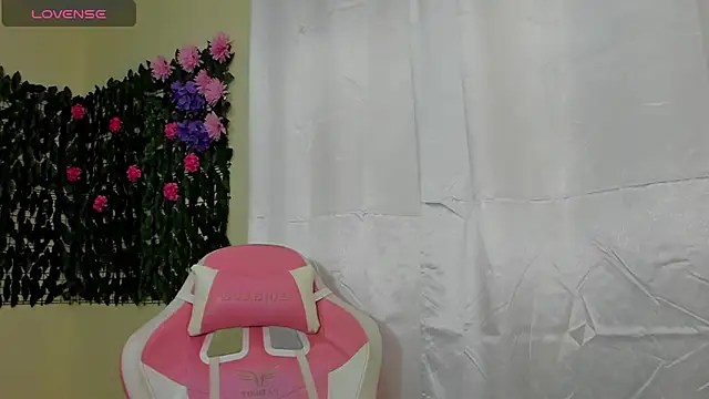 Snapshot of sweetieandjuicyy chatting on October 14, 2025, 3:56 pm sweetieandjuicyy online show from October 14, 2025, 3:56 pm