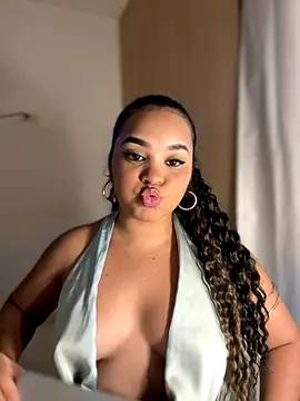 Snapshot of Lucy_wilson5 chatting on November 7, 2025, 3:22 am Lucy wilson5 online show from November 7, 2025, 3:22 am