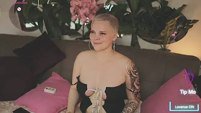 LikaBerry1 online show from October 18, 2025, 7:43 am