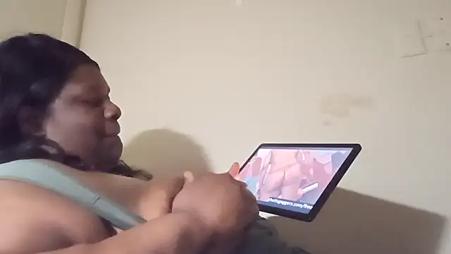 Snapshot of whitwhit86 chatting on September 13, 2025, 10:37 am whitwhit86 online show from September 13, 2025, 10:37 am