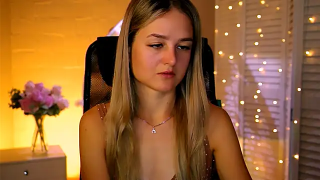 Snapshot of DeboraLarson chatting on November 13, 2025, 3:43 am DeboraLarson online show from November 13, 2025, 3:43 am