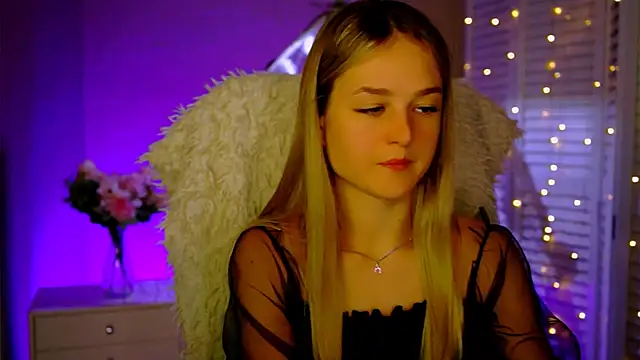 Snapshot of DeboraLarson chatting on November 28, 2025, 4:23 am DeboraLarson online show from November 28, 2025, 4:23 am