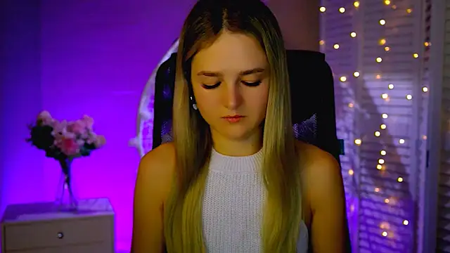 Snapshot of DeboraLarson chatting on November 29, 2025, 3:39 am DeboraLarson online show from November 29, 2025, 3:39 am