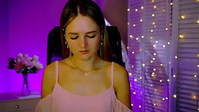 Snapshot of DeboraLarson chatting on November 18, 2025, 3:32 am DeboraLarson online show from November 18, 2025, 3:32 am