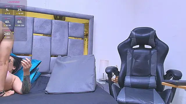 tiffanyandClark online show from April 24, 2026, 11:40 pm