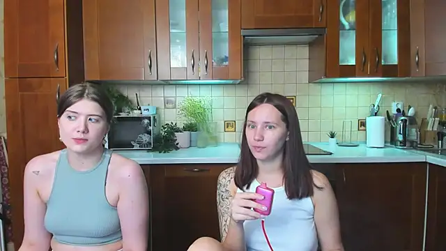 HotCaramellsTV online show from April 19, 2026, 8:48 am
