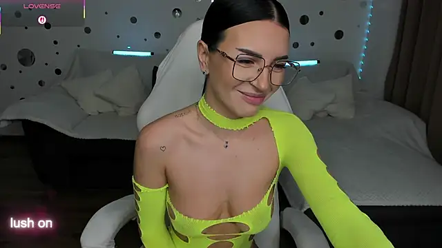 Just Mira  online show from November 18, 2025, 6:17 am