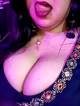 Suhanakhan00 online show from February 7, 2025, 6:13 pm