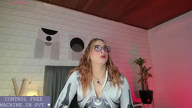 Snapshot of Lizzie-Evans chatting on July 28, 2026, 12:01 pm Lizzie-Evans online show from July 28, 2026, 12:01 pm