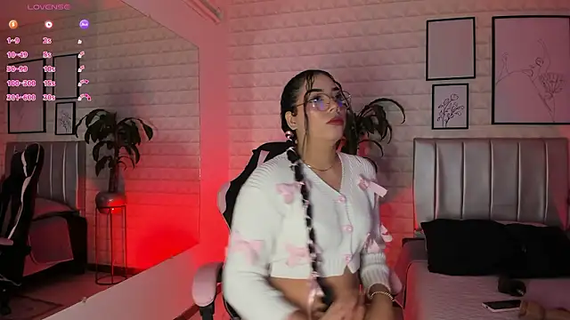 Snapshot of Lizzie-Evans chatting on February 14, 2026, 12:05 pm Lizzie-Evans online show from February 14, 2026, 12:05 pm