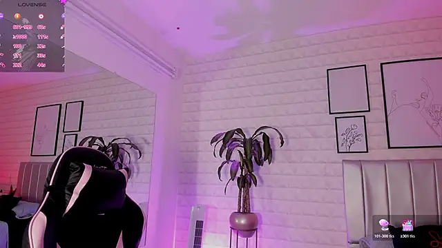 Snapshot of Lizzie-Evans chatting on February 10, 2026, 12:04 pm Lizzie-Evans online show from February 10, 2026, 12:04 pm