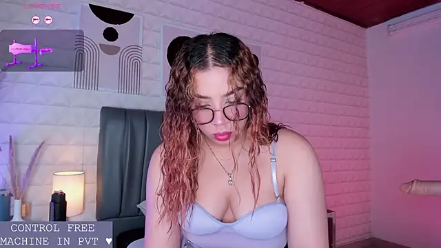 Snapshot of Lizzie-Evans chatting on June 25, 2026, 12:10 pm Lizzie-Evans online show from June 25, 2026, 12:10 pm