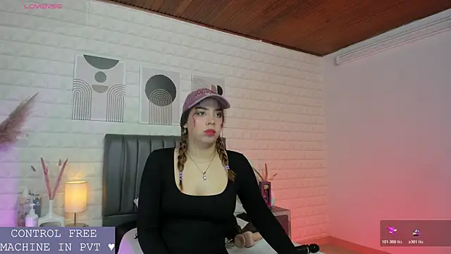 Snapshot of Lizzie-Evans chatting on June 13, 2026, 12:03 pm Lizzie-Evans online show from June 13, 2026, 12:03 pm